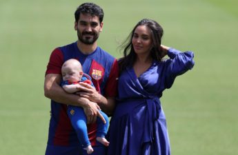 إيلكاي غندوغان لاعب وسط برشلونة الجديد مع زوجته وابنه
