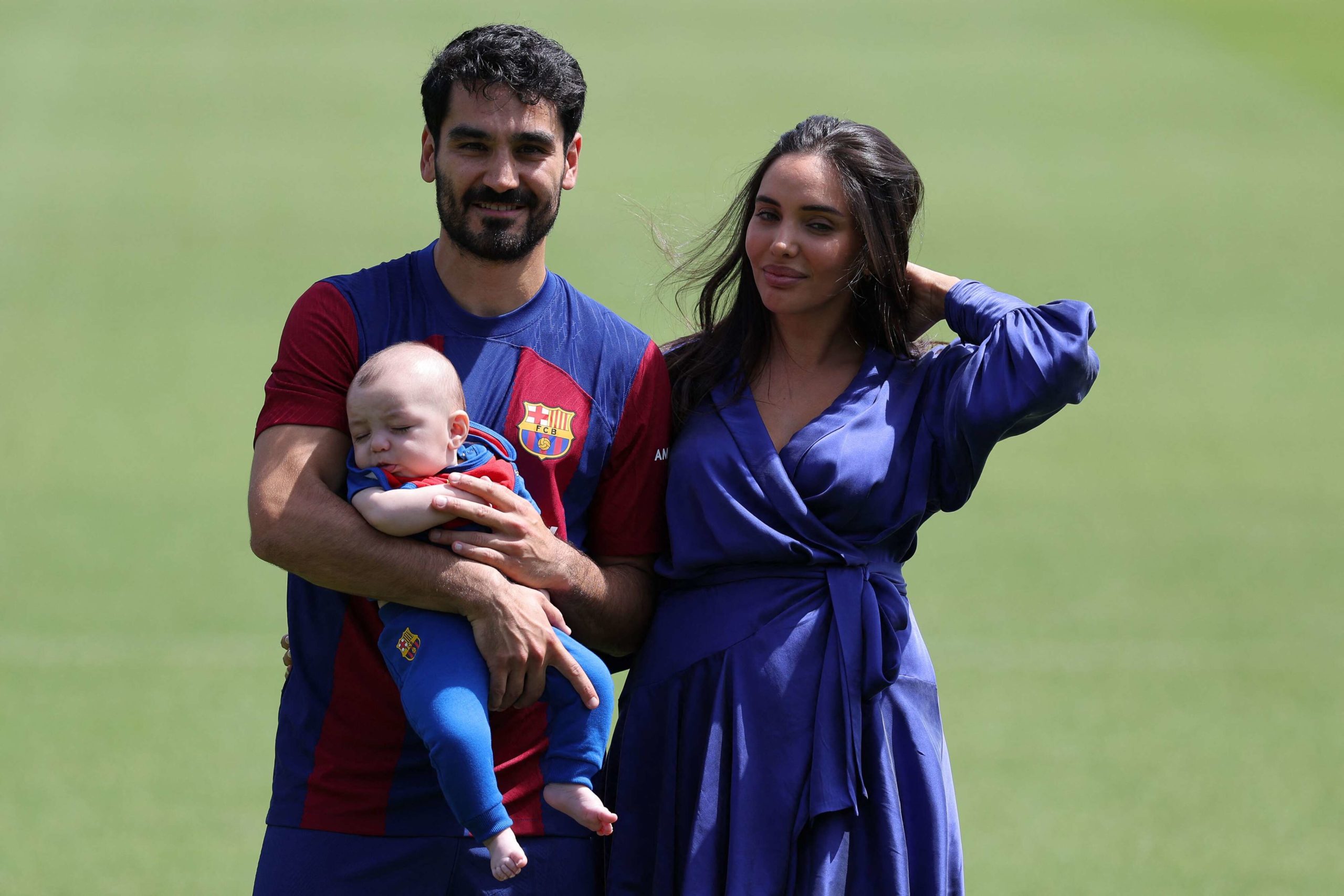 إيلكاي غندوغان لاعب وسط برشلونة الجديد مع زوجته وابنه