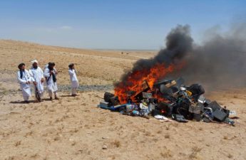 طالبان تحرق آلات موسيقية