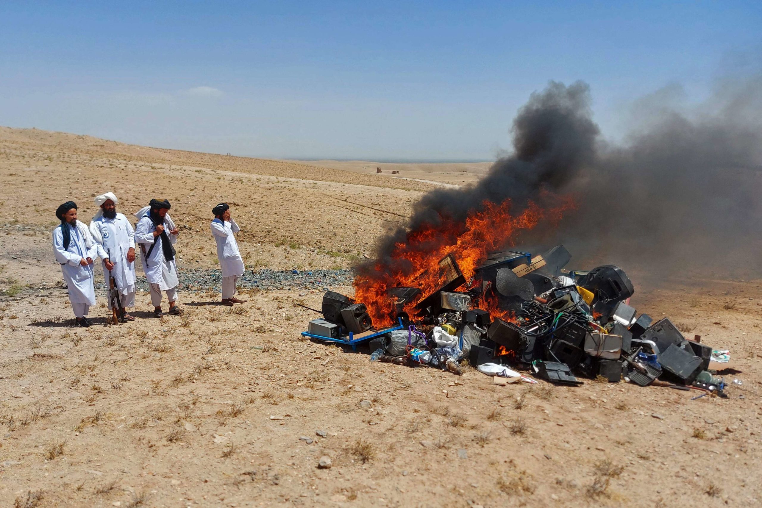 طالبان تحرق آلات موسيقية