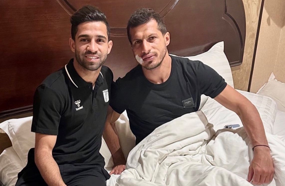 العراقي حسين علي لاعب الصفاقسي يزور طارق حامد بعد إجراء العملية الجراحية