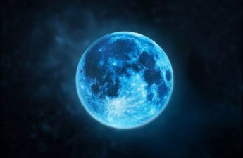 ظاهرة فلكية تحدث كل ثلاث سنوات وتعرف ب"القمر الأزرق"