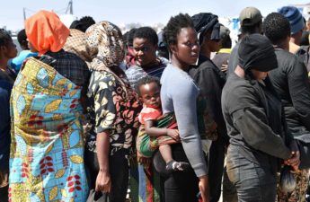 المهاجرين غير النظاميين العالقين في المنطقة الحدودية مع تونس