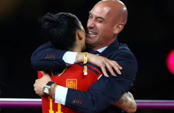 اعتذر رئيس الاتحاد الإسباني لكرة القدم لويس روبياليس لتقبيله لاعبة الوسط جينيفر هيرموسو على شفتيها