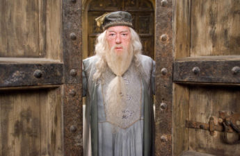 الممثل البريطاني-الايرلندي مايكل غامبون، الذي اشتهُر بدور Dumbledore