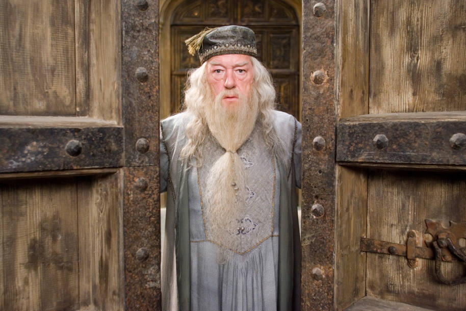 الممثل البريطاني-الايرلندي مايكل غامبون، الذي اشتهُر بدور Dumbledore