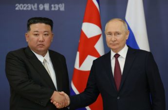 الزعيم الكوري الشمالي كيم جونغ أون مع الرئيس الروسي فلاديمير بوتين