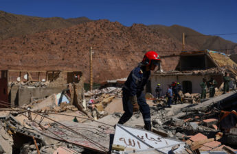 منقذون يسابقون الزمن للعثور على ناجين من زلزال المغرب
