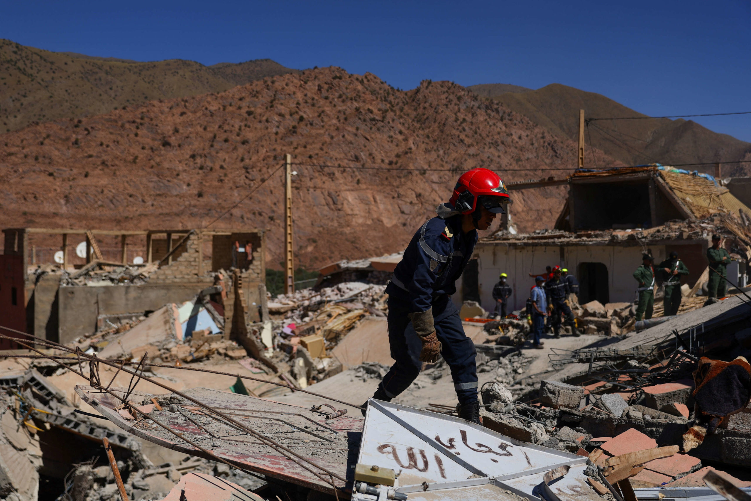 منقذون يسابقون الزمن للعثور على ناجين من زلزال المغرب