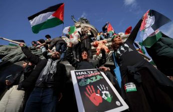 الآلاف يشاركون في أول مظاهرة مؤيدة لفلسطين مصرح بها في باريس