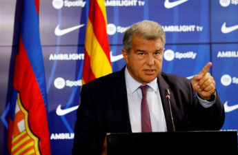 رئيس نادي برشلونة، بطل الدوري الإسباني لكرة القدم الموسم الماضي، خوان لابورتا