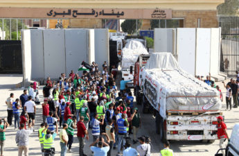 دخلت شاحنات تحمل مواد إغاثة إنسانية كانت عالقة في مصر إلى قطاع غزة