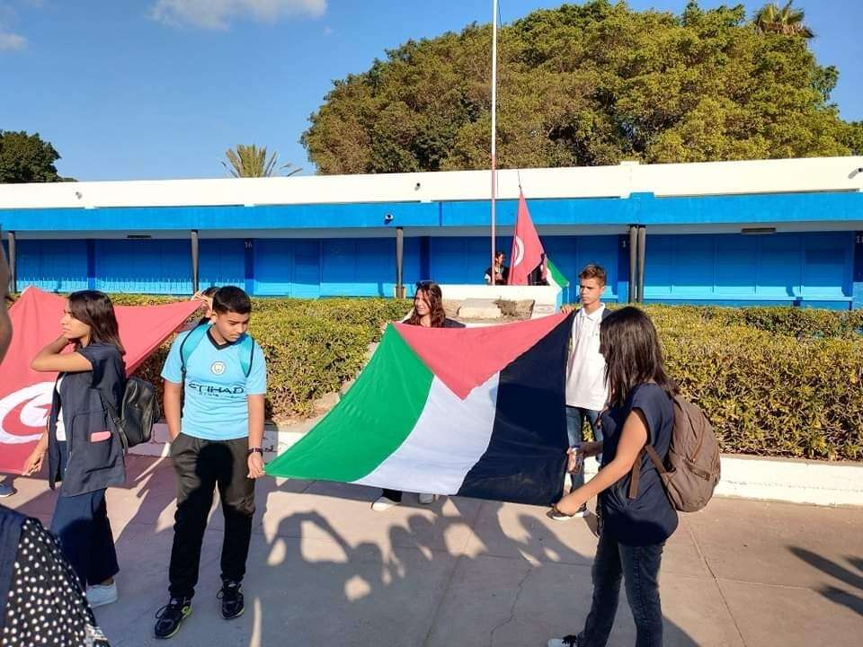 علم فلسطين يرفرف في مدارس تونس دعما لصمود شعبها