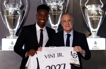 مدّد المهاجم الدولي البرازيلي فينيسيوس جونيور عقده مع فريقه ريال مدريد