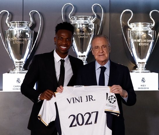 مدّد المهاجم الدولي البرازيلي فينيسيوس جونيور عقده مع فريقه ريال مدريد