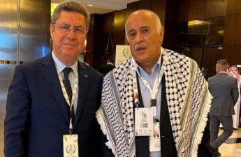 محرز بوصيان ورئيس اللجنة الوطنية الأولمبية التونسية مع جبريل الرجوب رئيس اللجنة الأولمبية الفلسطينية