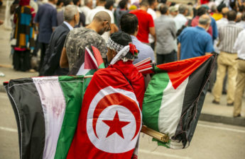 ينتشر علم فلسطين في مختلف ساحات مدن وقرى تونس