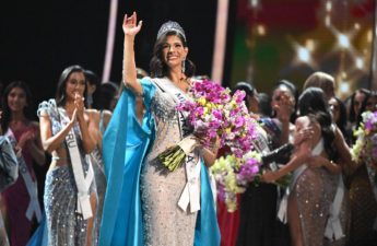 تُوِّجت شينيس بالاسيوس من نيكاراغوا السبت بلقب ملكة جمال الكون 2023