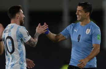 الأوروغوياني لويس سواريز مع زميله السابق في برشلونة الإسباني النجم الأرجنتيني ليونيل ميسي