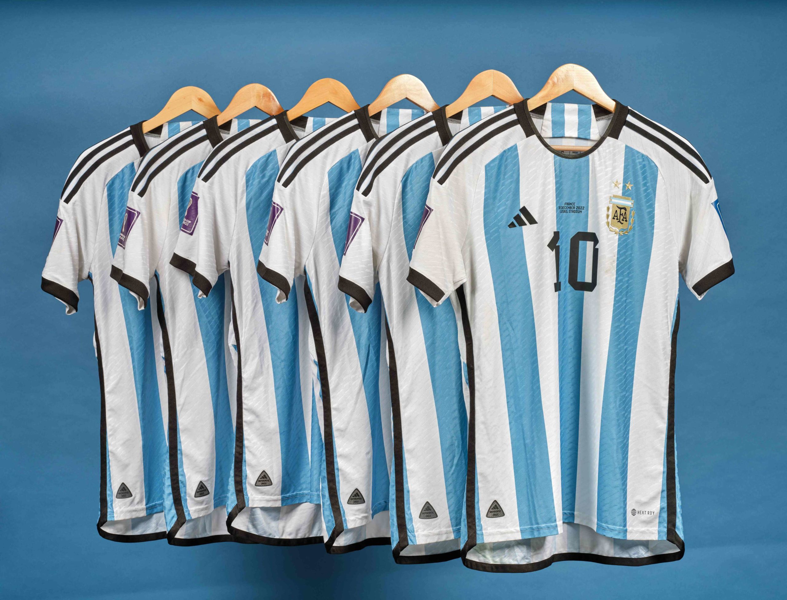 ستة قمصان ارتداها النجم الأرجنتيني ليونيل ميسي في كأس العالم 2022
