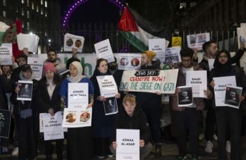 عاملو صحة وصحفيون في لندن يحيون ذكرى زملائهم القتلى في غزة