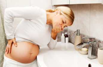 الغثيان والقيء الذي تعاني منه نساء كثيرات أثناء الحمل