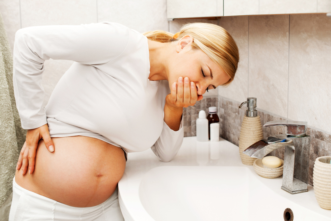 الغثيان والقيء الذي تعاني منه نساء كثيرات أثناء الحمل