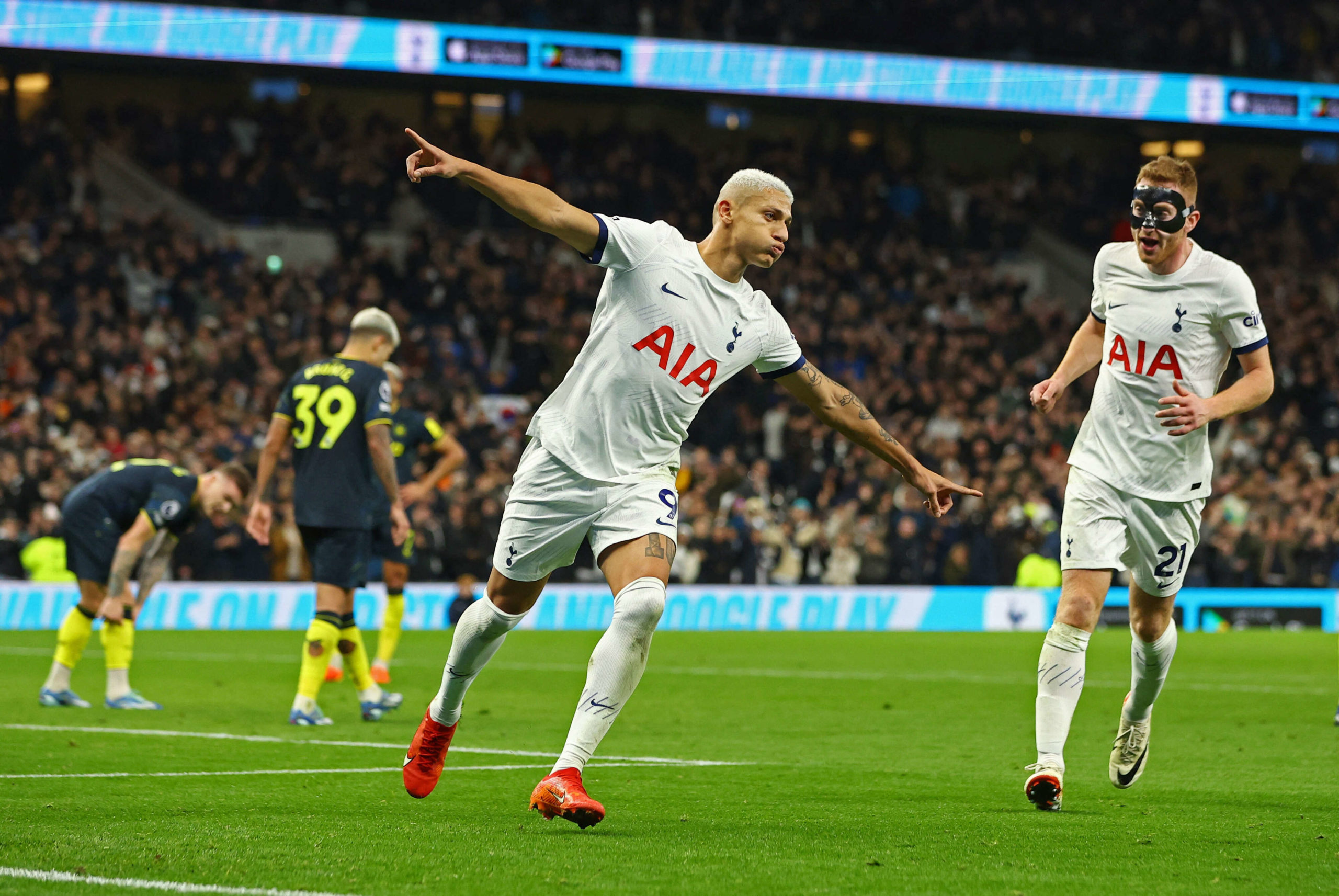 عودة المهاجم البرازيلي ريشارليسون للتألق بتسجيله هدفين