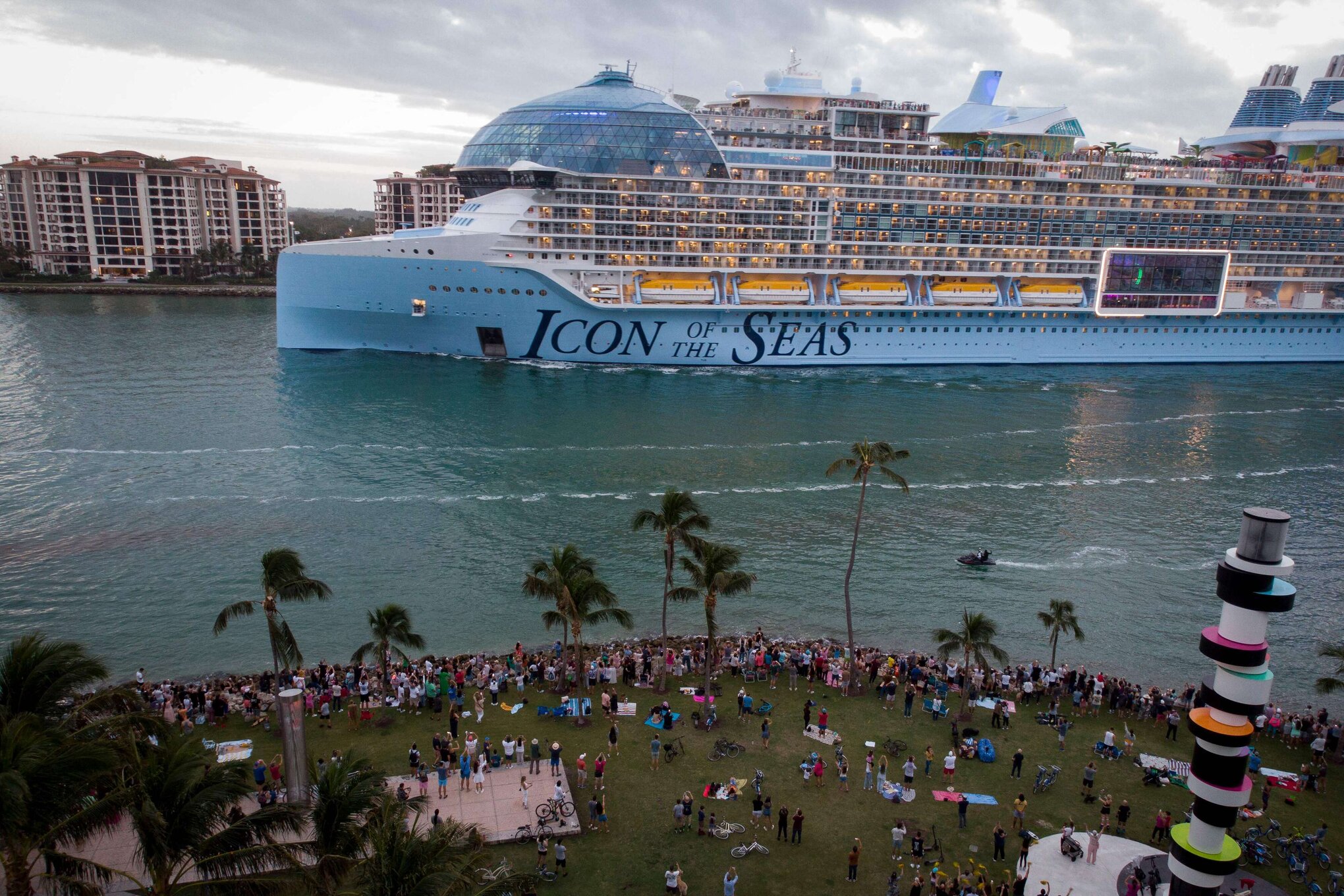 تُعد "أيكن أوف ذي سيز" Icon of the Seas، المسجلة في جزر البهاماس، أول سفينة تابعة لشركة الرحلات البحرية الأميركية العملاقة تعمل بالغاز الطبيعي المسال