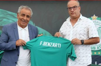 الرئيس السابق لنادي الرجاء البيضاوي لكرة القدم عزيز البدراوي مع المدرب التونسي فوزي البنزرتي
