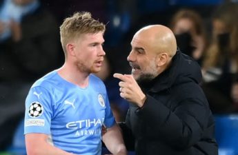 بيب غوارديولا مدرّب مانشستر سيتي الإنجليزي إنه يأمل في بقاء صانع العابه المتألق البلجيكي كيفن دي بروين
