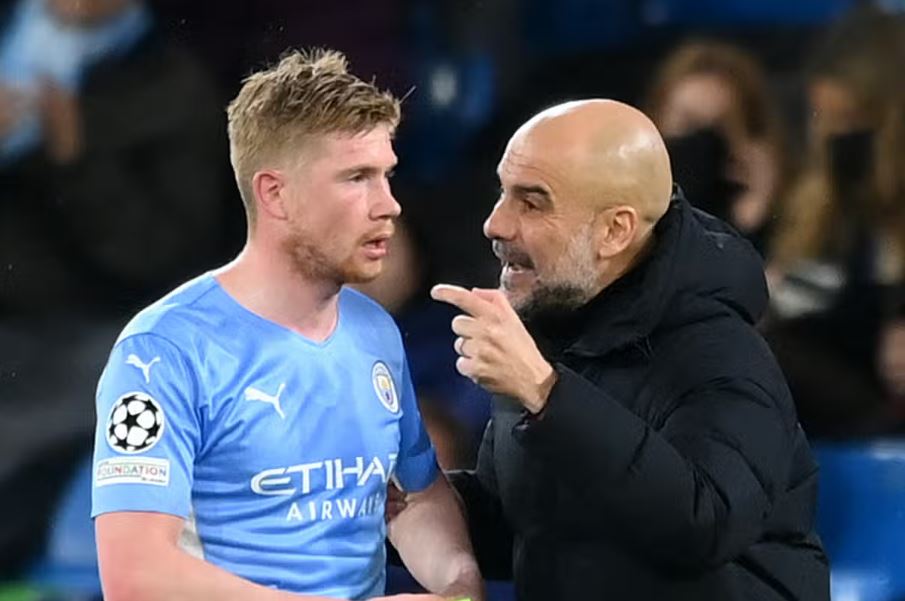 بيب غوارديولا مدرّب مانشستر سيتي الإنجليزي إنه يأمل في بقاء صانع العابه المتألق البلجيكي كيفن دي بروين