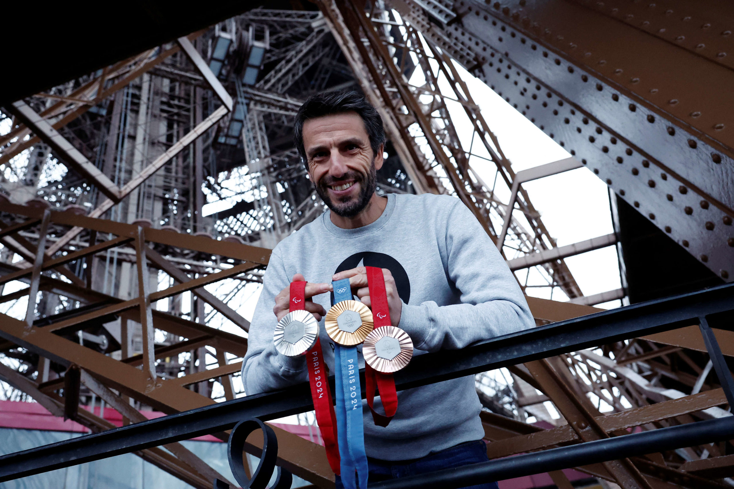 الميداليات التي ستمنح للفائزين في الألعاب الأولمبية والبارالمبية في باريس
