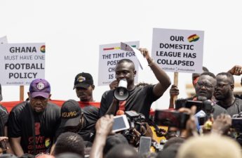 تظاهر المئات من مشجعي كرة القدم في شوارع مدينة أكرا عاصمة غانا
