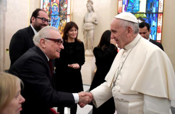 البابا فرنسيس بابا الفاتيكان مع المخرج العالمي مارتن سكورسيزي