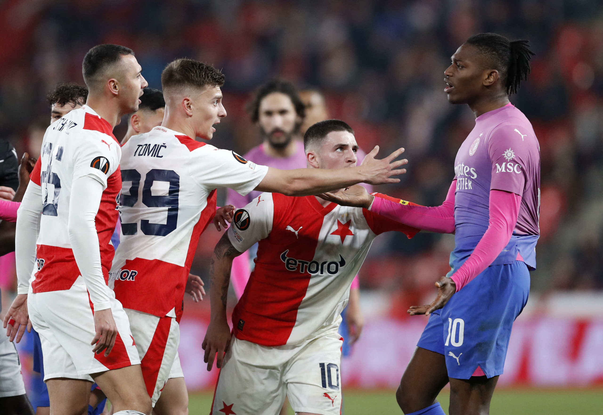 بلغ ميلان الإيطالي دور الثمانية من بطولة الدوري الأوروبي