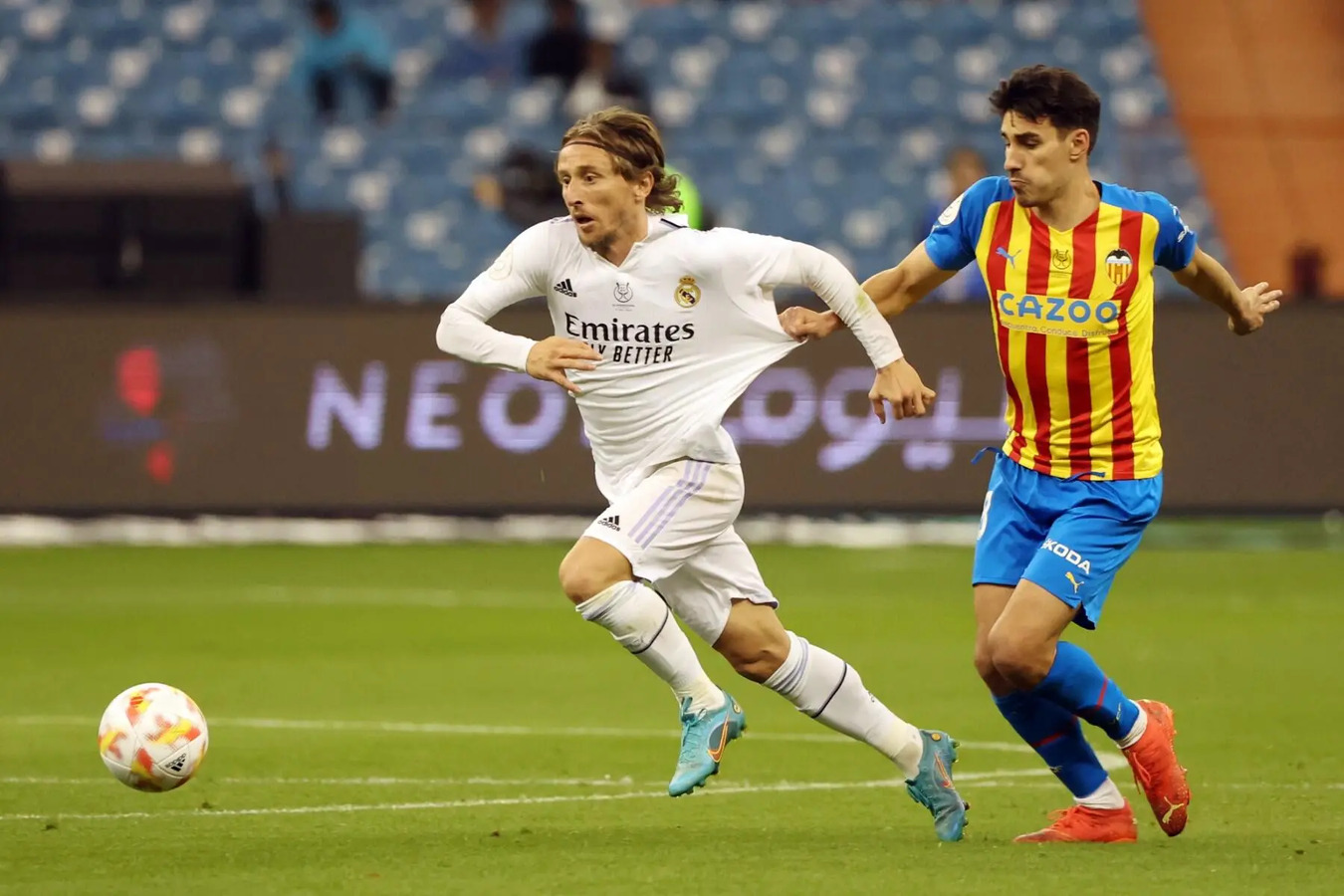 يسعى ريال مدريد للسير خطوة إضافة نحو اللقب حين يحل السبت ضيفاً على فالنسيا