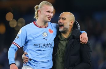 طالب الإسباني بيب غوارديولا مدرب مانشستر سيتي الإنجليزي باحترام النرويجي إرلينغ هالاند