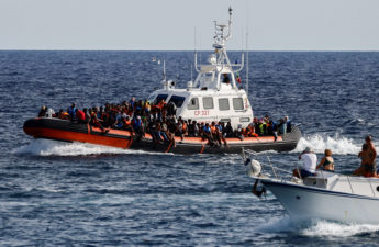 مهاجرين قبالة جزيرة لامبيدوزا الإيطالية