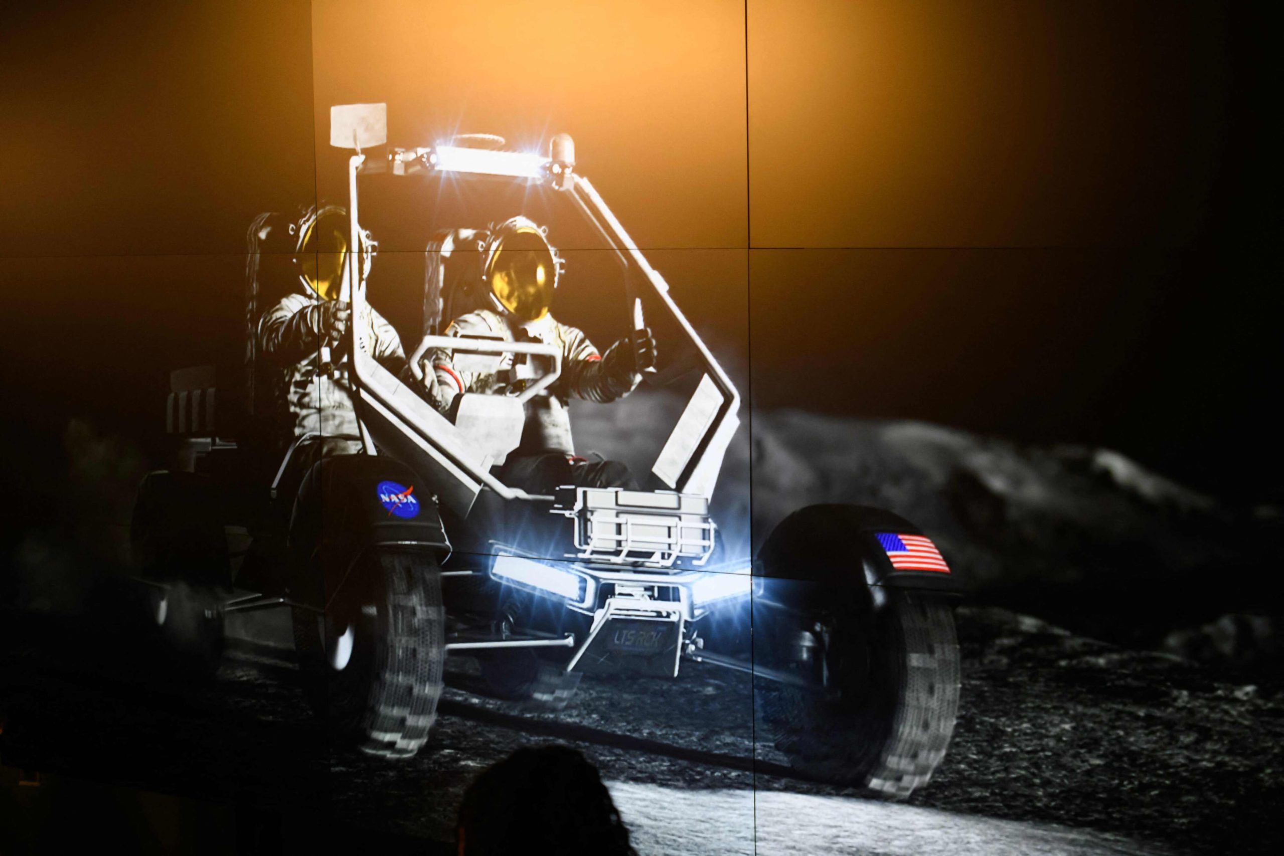 مركبة لنقل رواد ناسا على سطح القمر