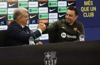 سيبقى تشافي هرنانديس مدربًا لبرشلونة