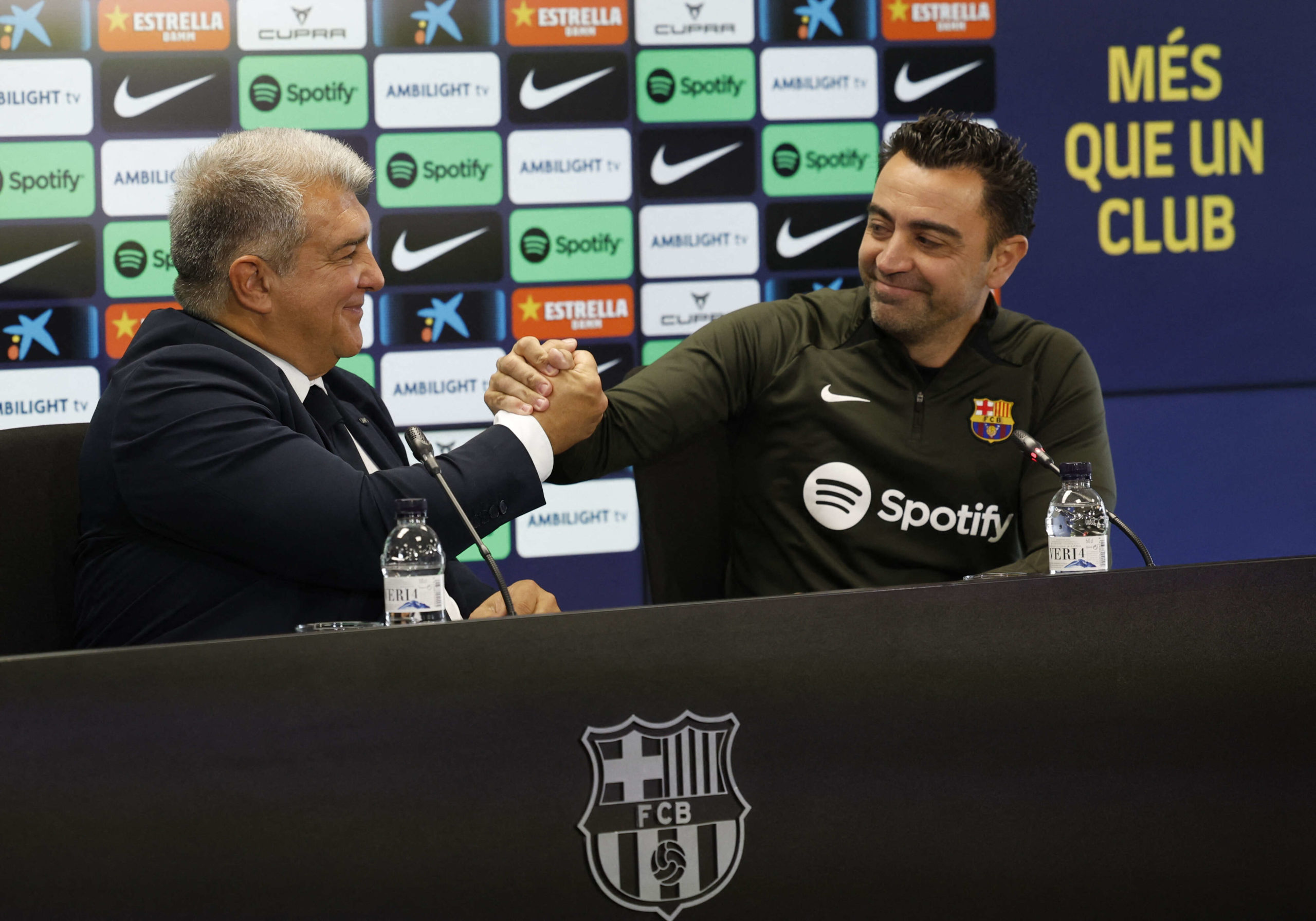 سيبقى تشافي هرنانديس مدربًا لبرشلونة