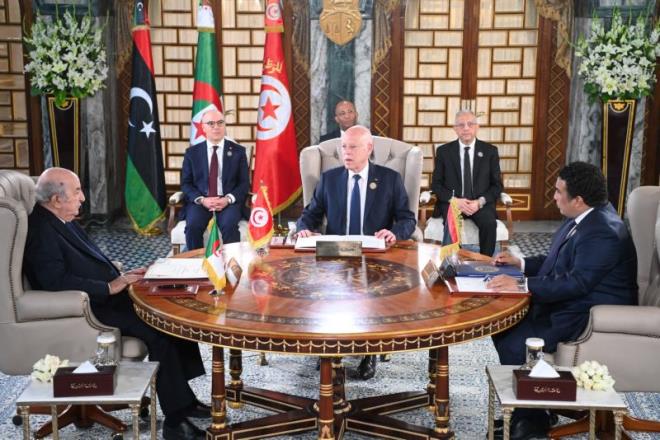 الاجتماع التشاوري الأوّل، الذي جمع رئيس الجمهورية، قيس سعيّد، والرئيس الجزائري، عبد المجيد تبون، ورئيس المجلس الرئاسي الليبي، محمد يونس المنفي