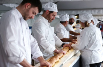أطول رغيف خبز (باڨيت) فرنسي في العالم
