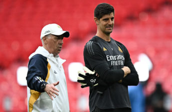 كارلو أنشيلوتي مدرب ريال مدريد مع البلجيكي تيبو كورتوا