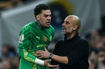 بيب غوارديولا مدرب مانشستر سيتي مع الحارس البرازيلي إيدرسون