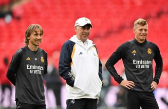الإيطالي كارلو أنشيلوتي مدرب ريال مدريد الإسباني مع كروس ومودريش