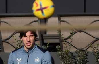الإيطالي ساندرو تونالي لاعب وسط نيوكاسل الإنجليزي