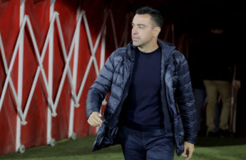 يتّجه برشلونة لإقالة مدربه تشافي هرنانديس