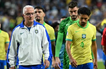 المدرّب دوريفال جونيور (62 عاماً) مع لاعبي البرازيل